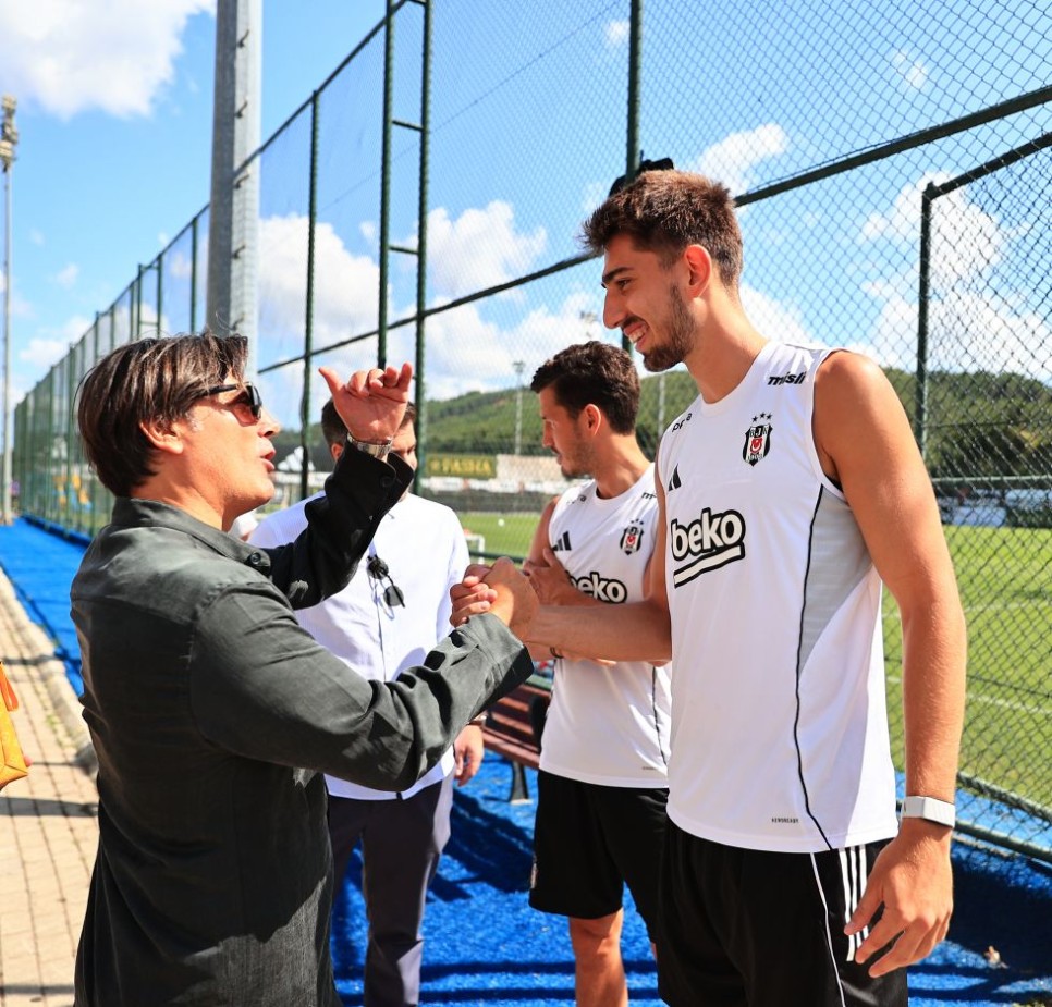 OYUNCULARLA G�R��T�