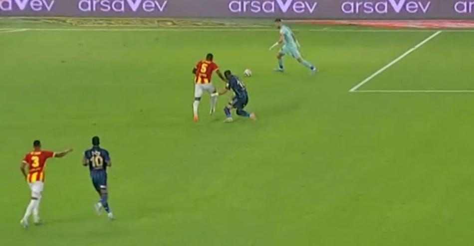 HELITON'UN EN NESYRI'YE MDAHALES