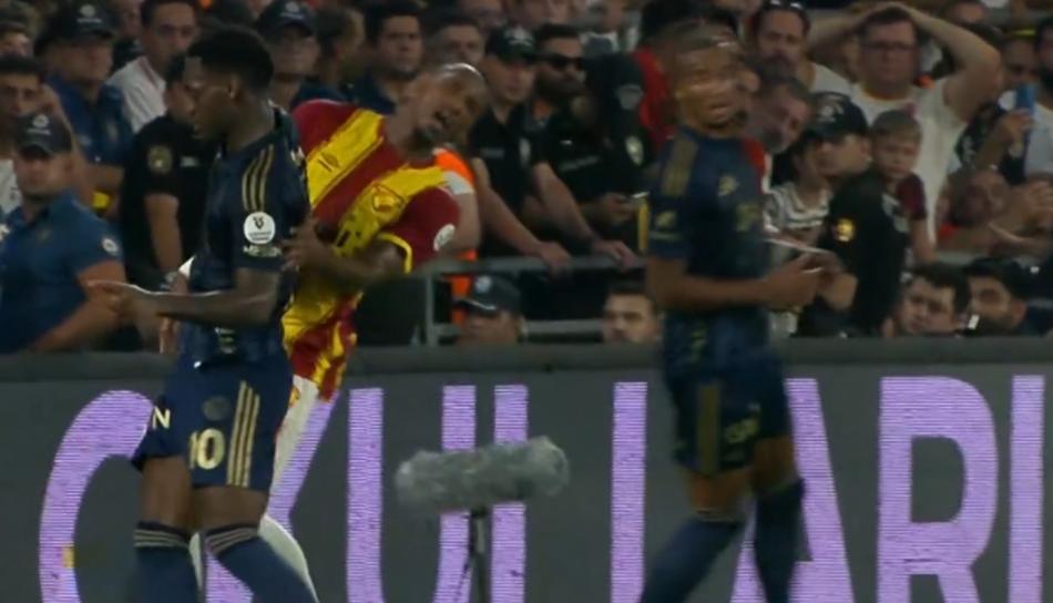 DURAN'A GSTERLEN SARI KART DORU MU?