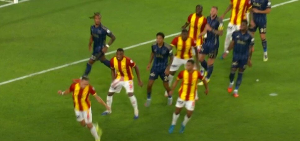 F.BAH�E'N�N PENALTI BEKLED��� POZ�SYON
