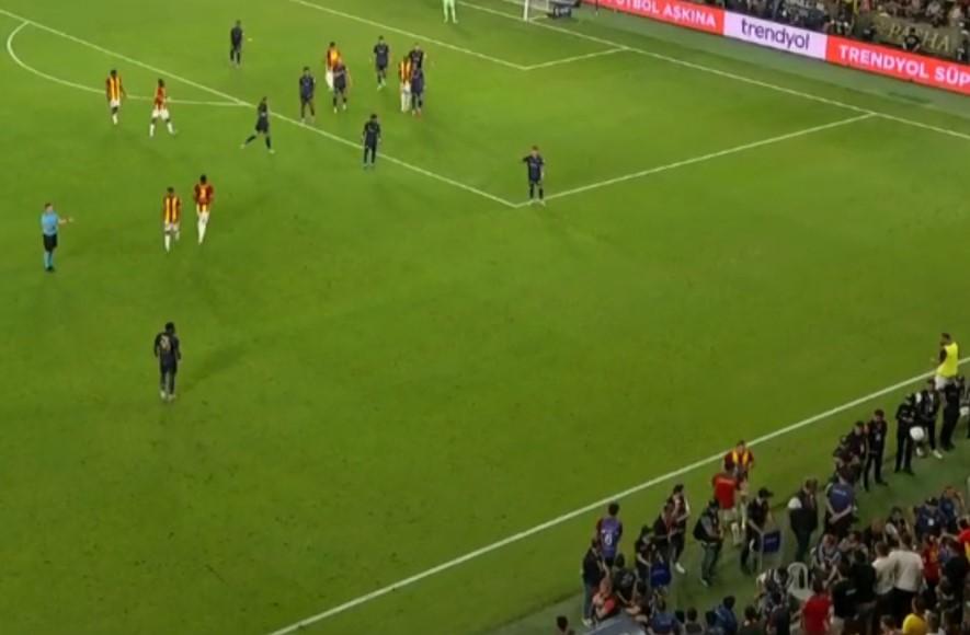 SMAL KYBAI'NA VERLEN KIRMIZI KART