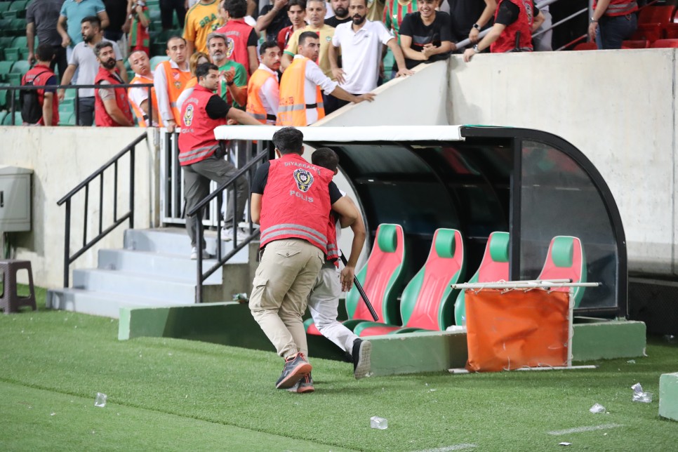 POL�SLERLE SOYUNMA ODASI