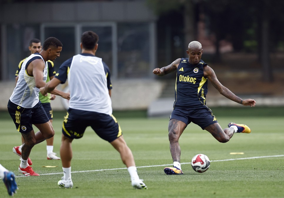 FENERBAH�E'DE ANTRENMAN