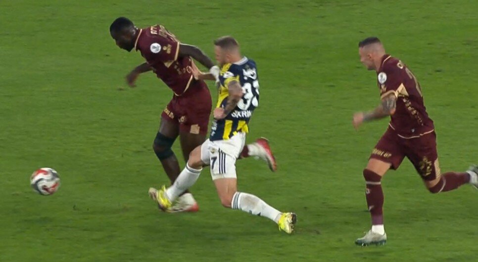 DK:21 SKRINIAR'IN ONUACHU'YA FAUL�