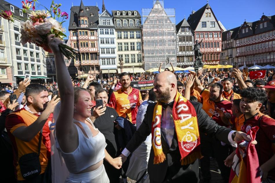 TARAFTARLAR B�R ARAYA GELD�