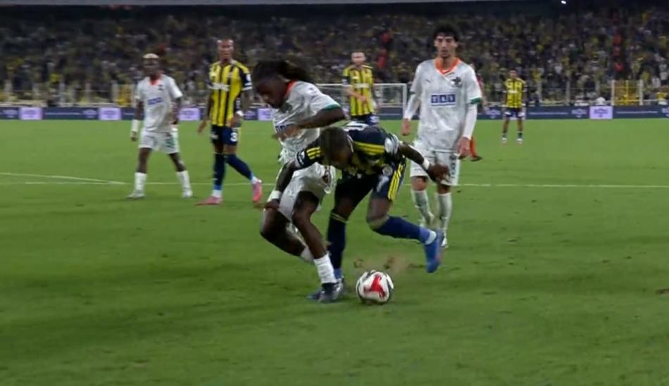 45+1. DAK�KA, FRED PENALTI BEKLED�