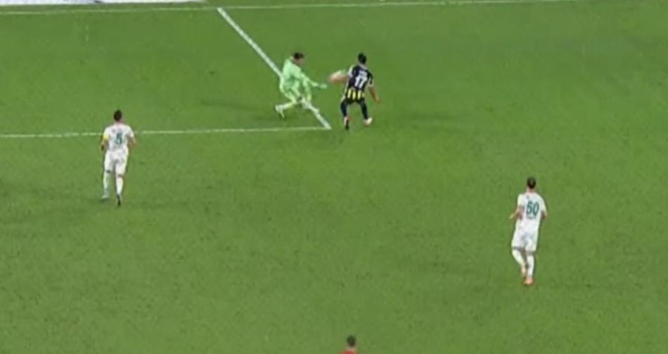 ERTU�RUL'UN CEZA ALANI DI�INDAK� EL POZ�SYONU