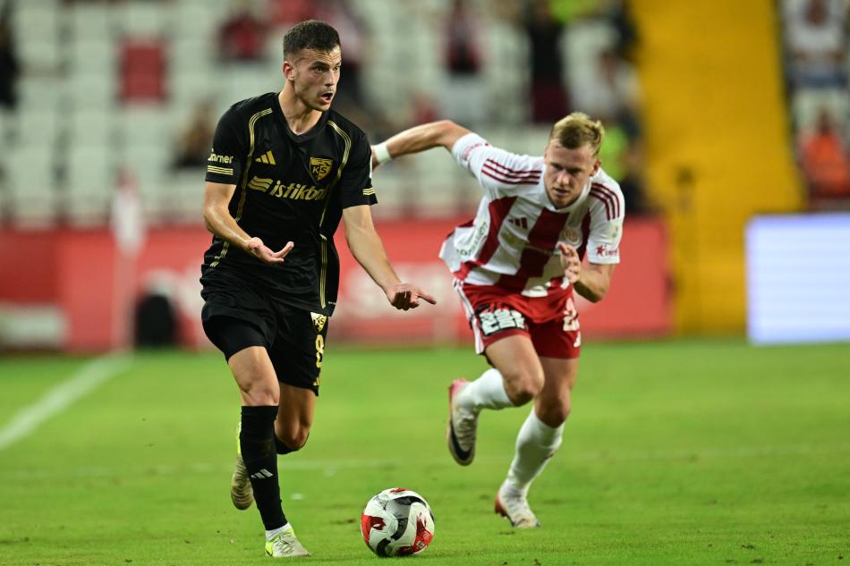 BENES D�KKAT �EK�YOR!