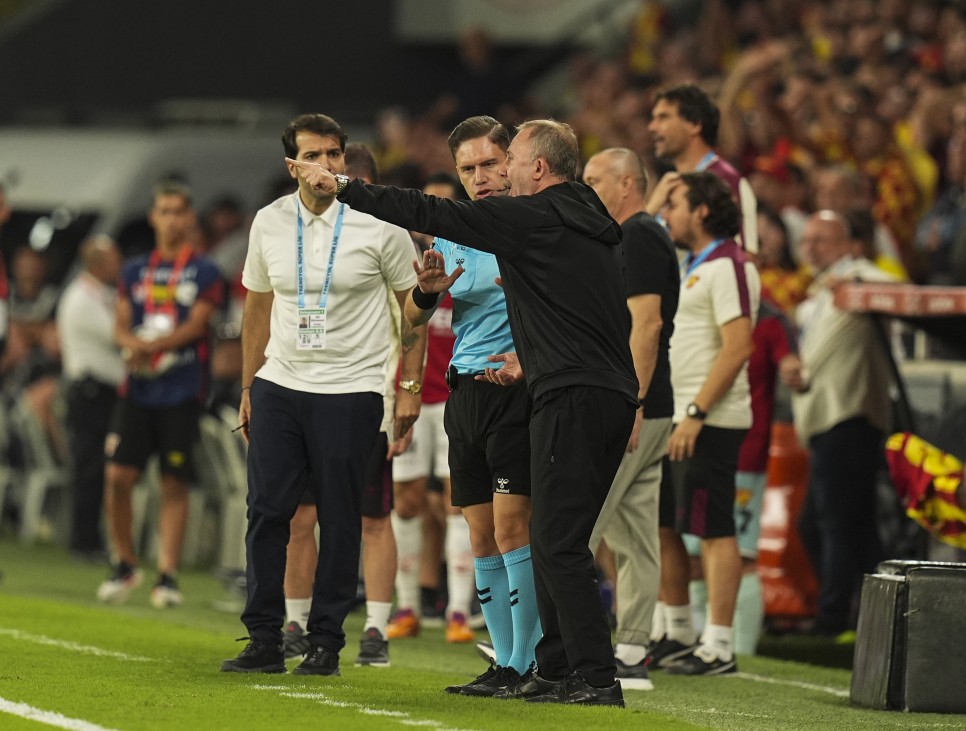 YAZARLAR BE��KTA�'I DE�ERLEND�RD�