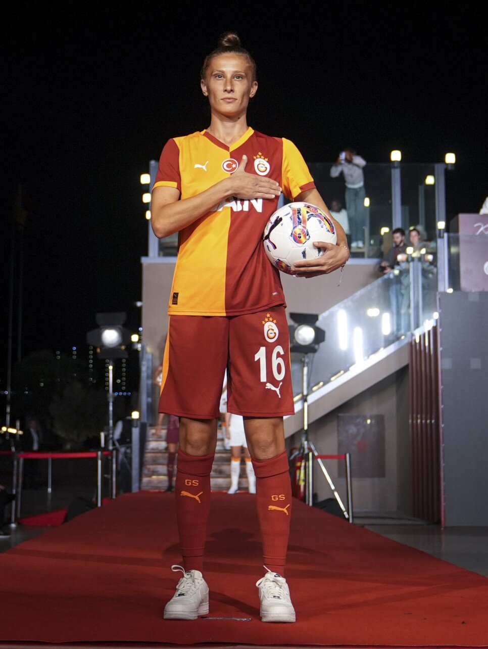 KADIN FUTBOL TAKIMI