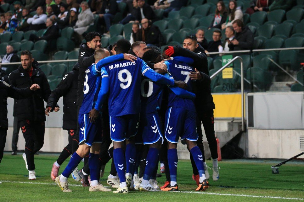 FENERBAH�E'YE KAR�U �UT ATAMIYOR