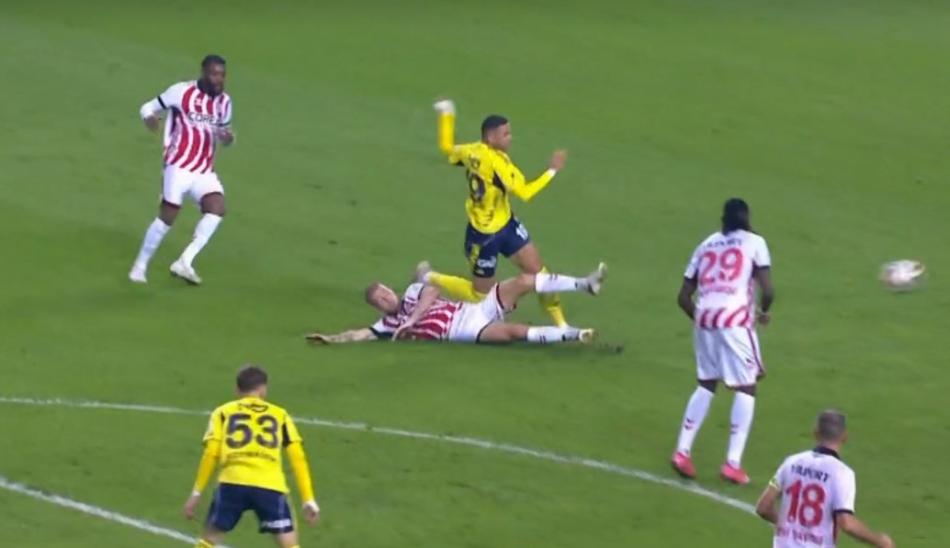 DK:39 EN NESYRI'NIN YERDE KALDII POZSYON