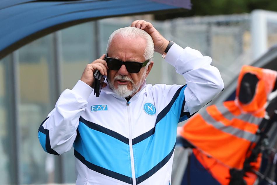 NAPOLI'NIN AYKIRI BAKANI!