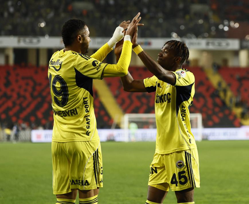 AHMET ÇAKAR'DAN FENERBAHÇE DEĞERLENDİRMESİ
Sabah spor yazarı Ahmet Çakar, Fenerbahçe'nin deplasmanda Gaziantep FK'yi 4-0 mağlup ettiği karşılaşmayı değerlendirdi.