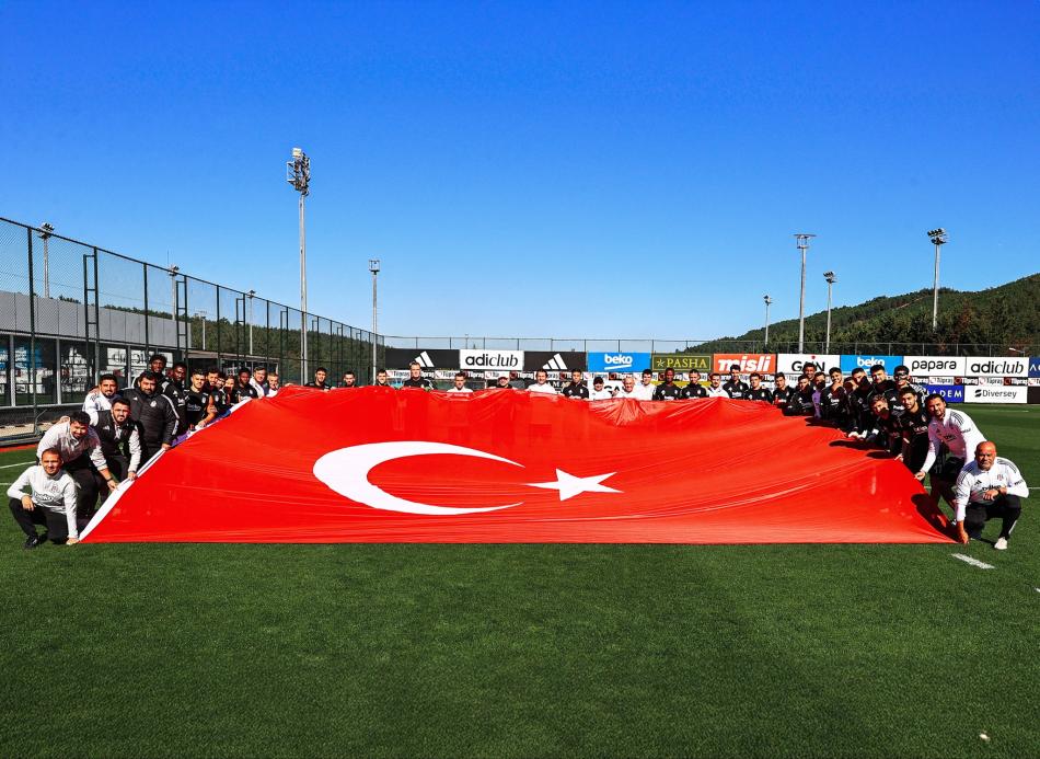 AY-YILDIZLI BAYRAK ATILAR