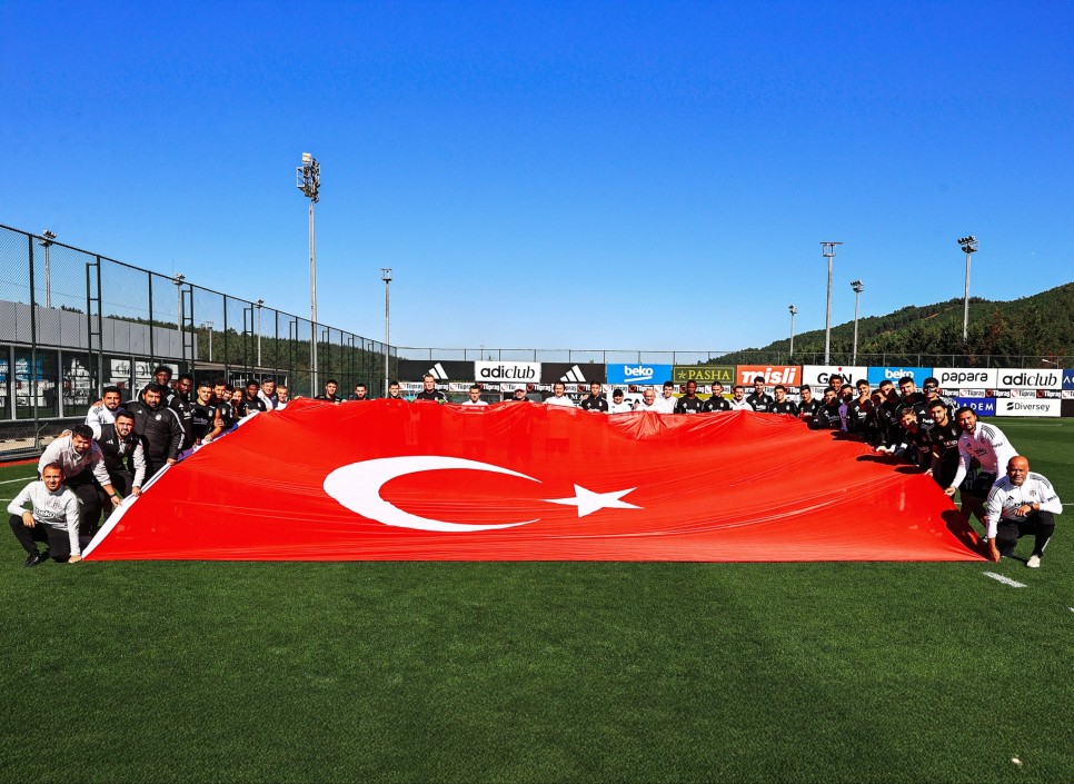 AY-YILDIZLI BAYRAK ATILAR