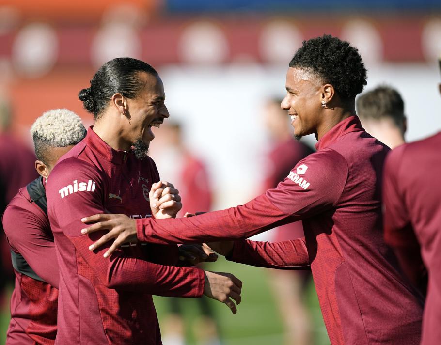 G.SARAY'DA Y�ZLER G�L�YOR