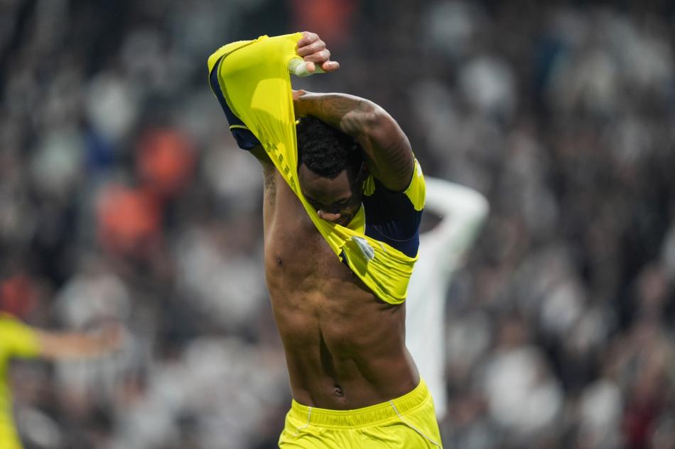 YENİDEN SAHNE ALDI
Fenerbahçe’de yaz transfer döneminin flaş isimlerinden biri olan Jhon Duran, yaşadığı sakatlık süreci nedeniyle hem fiziksel hem de mental olarak zor günler geçirmişti. Ancak kulüp içinde uygulanan özel destek programı ve doğru iletişimle Kolombiyalı forvet yeniden sahneye çıktı.