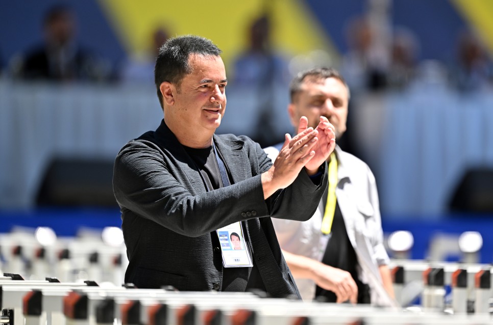 ACUN ILICALI'DAN ANLAMLI HAMLE