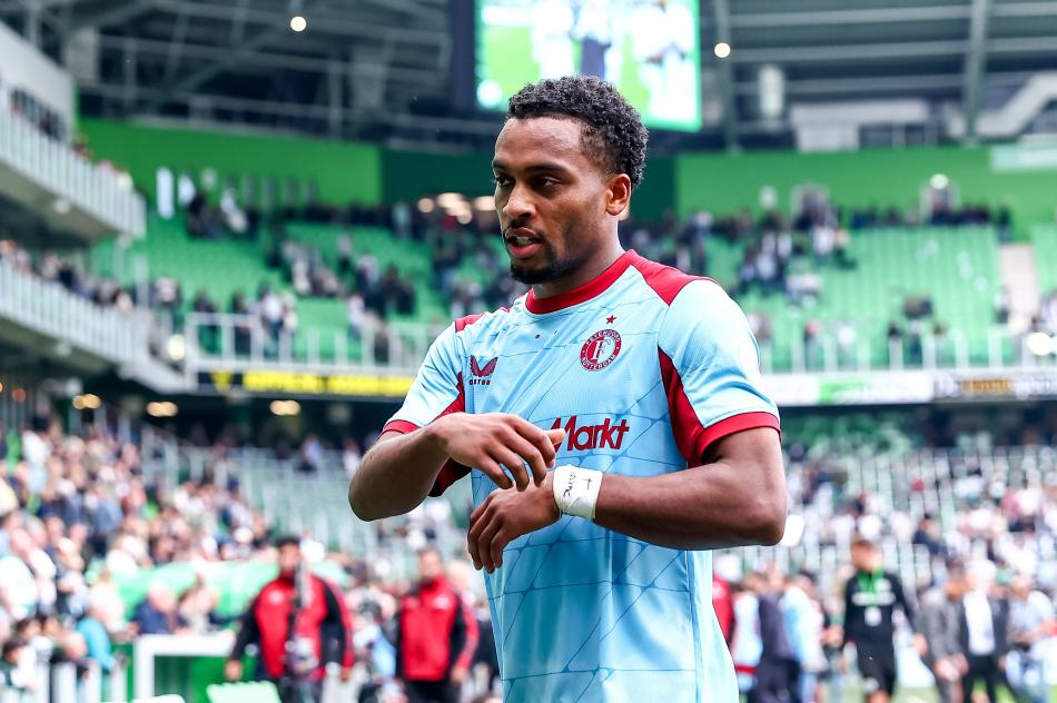 FEYENOORD KAPIYI KAPATMIYOR