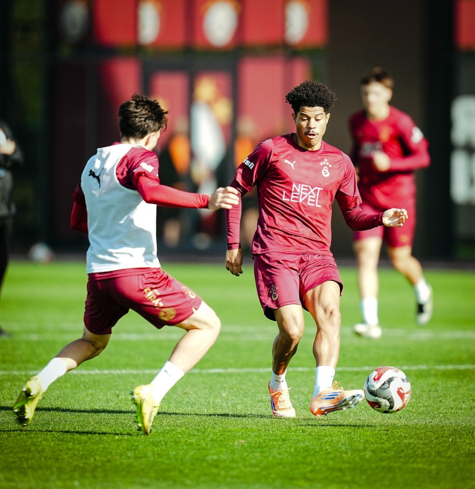 GALATASARAY'IN HAZIRLIKLARI S�R�YOR