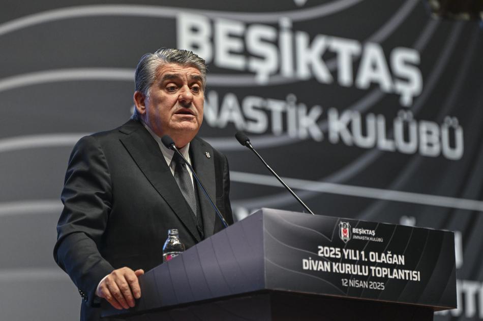 TAKASA DÜŞÜNMÜYOR
Başkan Adalı, Rafa Silva'ya karşılık İrfan Can Kahveci artı Cengiz Ünder gibi takasa kesinlikle yanaşmıyor.