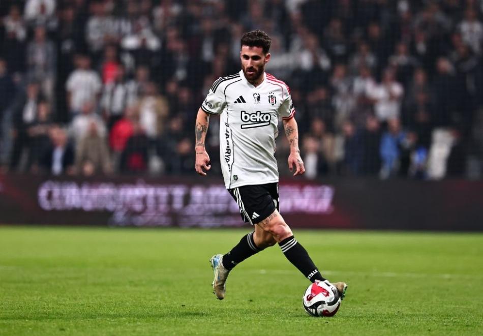 SEZON PERFORMANSI
Beşiktaş'ta bu sezon 16 maçta süre bulan Rafa Silva, 5 gol attı ve 3 asist yaptı. [Sözcü]