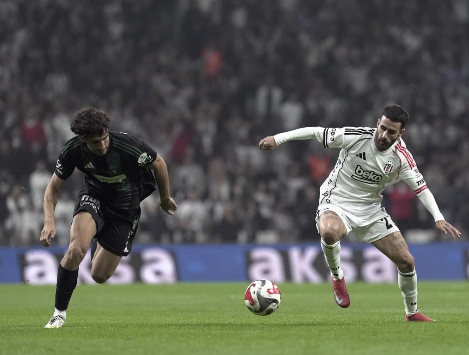 SAĞLIK KONTROLÜNE ÇAĞRILACAK
Tecrübeli futbolcu, eğer bugün de antrenmana katılmazsa herhangi bir sakatlığı olup olmadığına dair bugün MR'a çağrılacak.