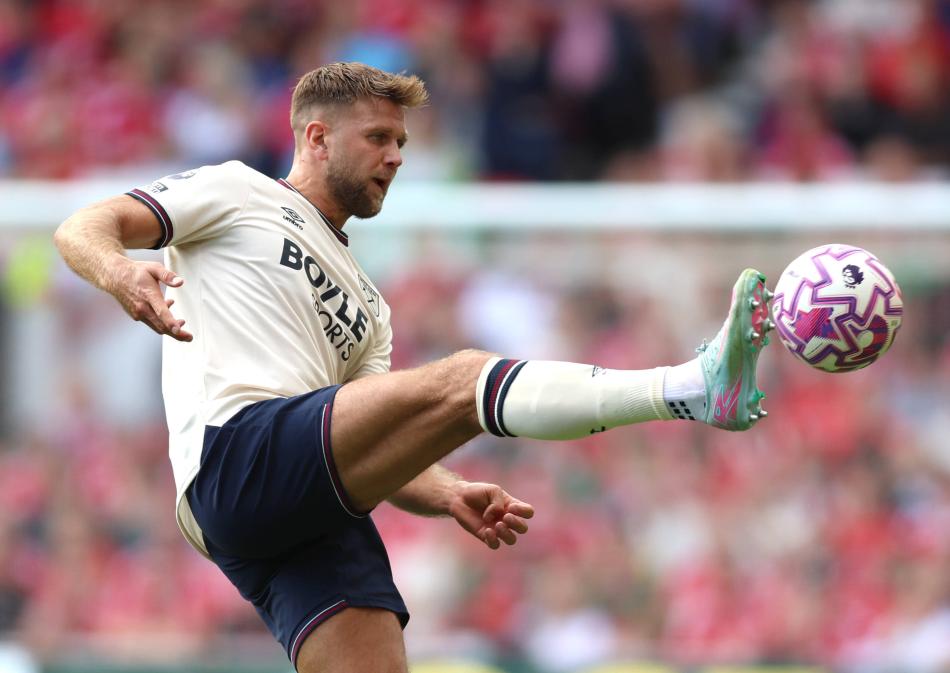 BONSERVİSSİZ TRANSFER PLANI
Kara Kartal ocak ayı transfer döneminde iki Alman yıldız Niclas Füllkrug ve Stefan Ortega'yı bonservis ödemeden kadrosuna katmayı hedefliyor. Füllkrug, West Ham ile sözleşmesini feshetmek istiyor. Aynı şekilde kaleci Ortega da sezon sonunda bitecek sözleşmesi için Manchester City'den kolaylık göstermelerini bekliyor. West Ham ve Manchester City kulüpleri olumlu karar alırsa Beşiktaş'ın söz konusu iki yıldız ismi bonservis ödemeden getirme şansı bulunuyor.