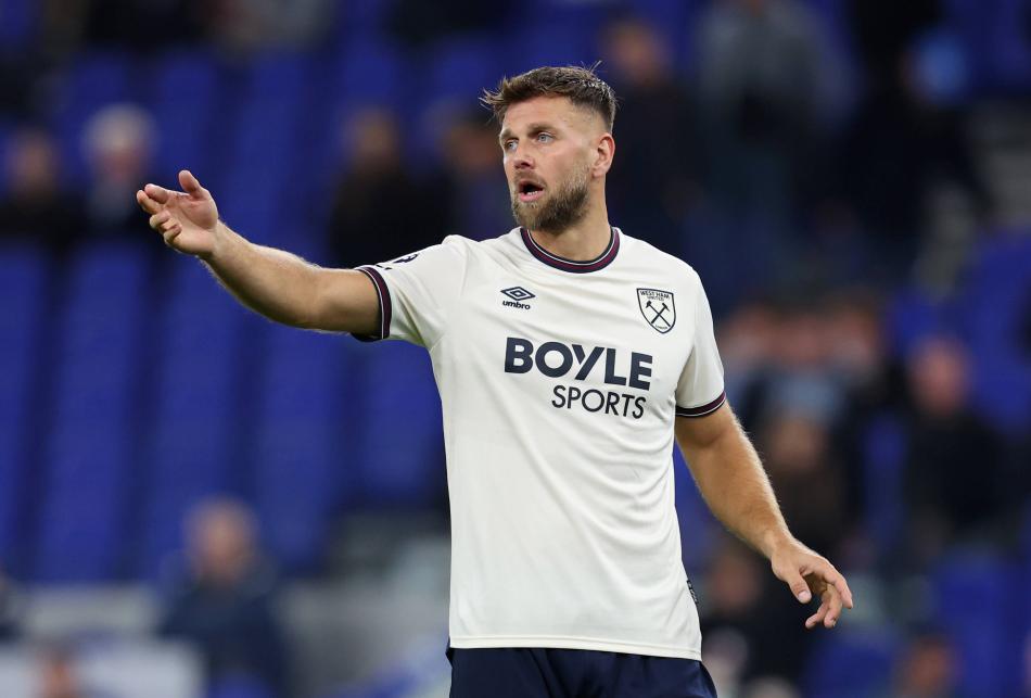 BUNDESLIGA GOL KRALI OLDU
Alman forvet Niclas Füllkrug, 2022-2023 sezonunda Werder Bremen formasıyla Bundesliga'da gol kralı olmuştu. O sezon Werder Bremen formasıyla 16 gol atan Füllkrug, hemen akabinde Borussia Dortmund'a imza atmıştı. 1 sene sonra da West Ham United'a gitmişti.