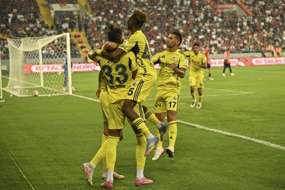GOL VERİMLİLİĞİNDE FENERBAHÇE ÜSTÜN
Sabah'ta yer alan habere göre ligin en golcü takımı olan Fenerbahçe (30 gol), yakaladığı pozisyonları değerlendirme konusunda da önde. %12.1'lik gole çevirme oranıyla ligde ikinci sırada yer alan sarı-lacivertliler, Galatasaray'ın (%11.7) önünde bulunuyor.