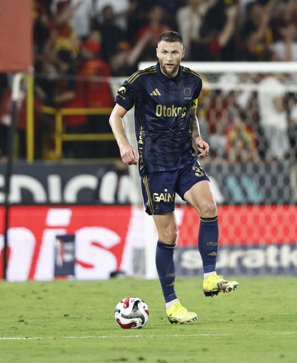 FİZİKSEL GÜÇ VE MÜCADELEDE KANARYA ÖNDE
İkili mücadelelerde Fenerbahçe maç başına 52.3 kazanım ortalamasıyla zirvede. Galatasaray ise 49 galibiyetle ligde 9. sırada. Bu veri, Kanarya'nın fiziksel üstünlüğüne dikkat çekiyor.