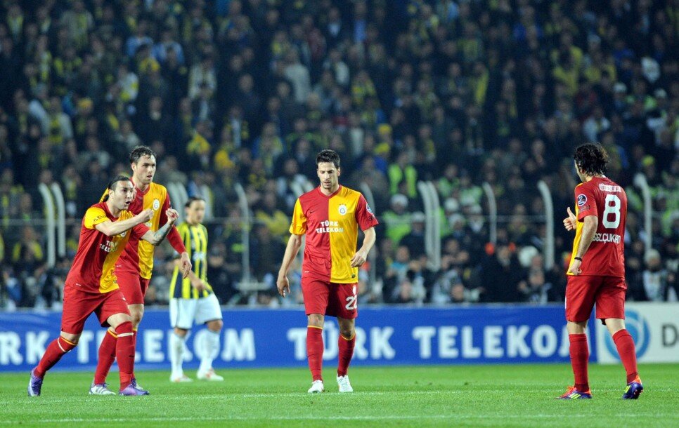 FENERBAH�E BA�LADI, GALATASARAY B�T�RD�!