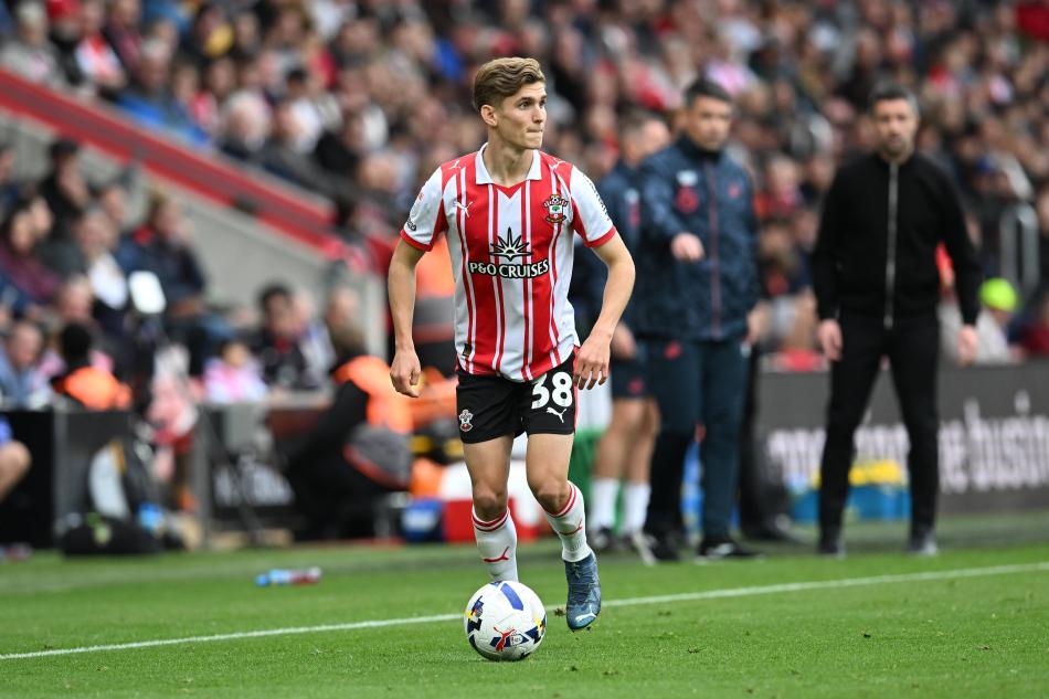 GALATASARAY'A GERİ DÖNÜŞ
Galatasaray'dan Southampton'a satın alma opsiyonuyla kiralanan Elias Jelert, İngiliz ekibinde sadece 4 maçta süre buldu. Southampton'ın, 22 yaşındaki oyuncunun opsiyonunu kullanması beklenmiyor.