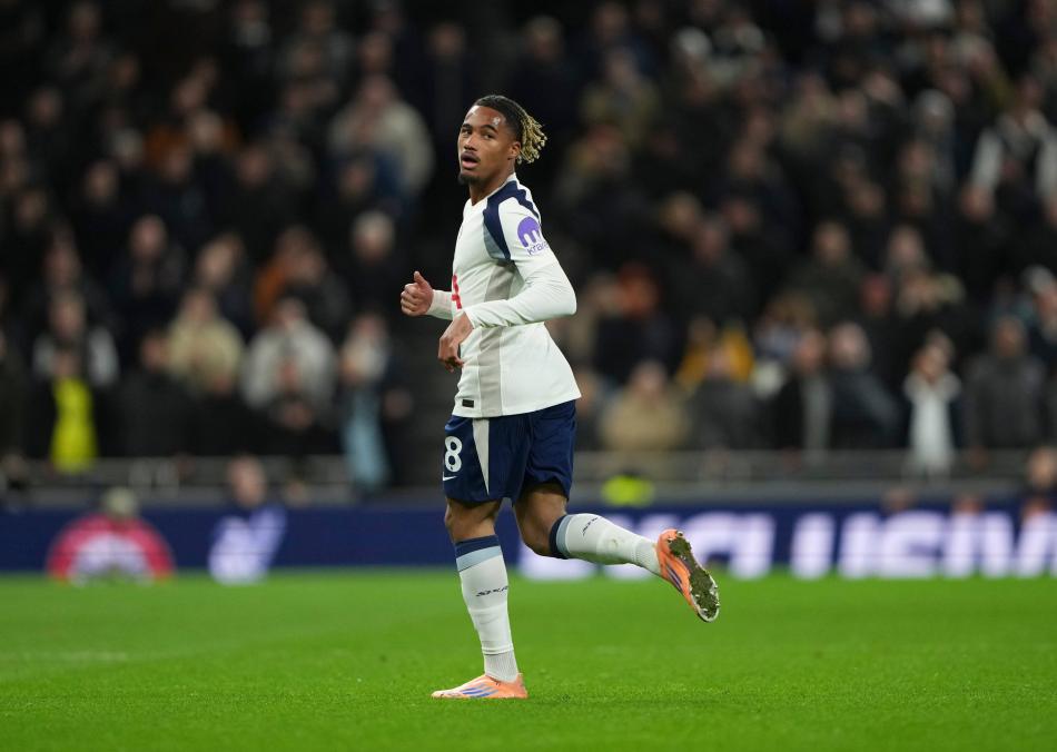 TOTTENHAM'LA SÖZLEŞMESİ
Piyasa değeri 20 milyon euro olan genç futbolcunun İngiliz temsilcisi Tottenham'la olan sözleşmesi 2029 yılının haziran ayında sona erecek. [Takvim]