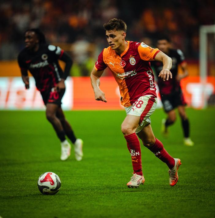 SAVCILIĞA BAŞVURDU
Diğer yandan Galatasaray, derbi karşılaşmasında tribünden fırlatılan bir çakmağın gözüne isabet etmesi sonucu yaralanan Kazımcan Karataş için savcılığa resmi başvuruda bulundu. Oyuncu da avukatı aracılığıyla saldırının “kasten adam yaralama” niteliği taşıdığı gerekçesiyle ayrı bir suç duyurusu yaptı.