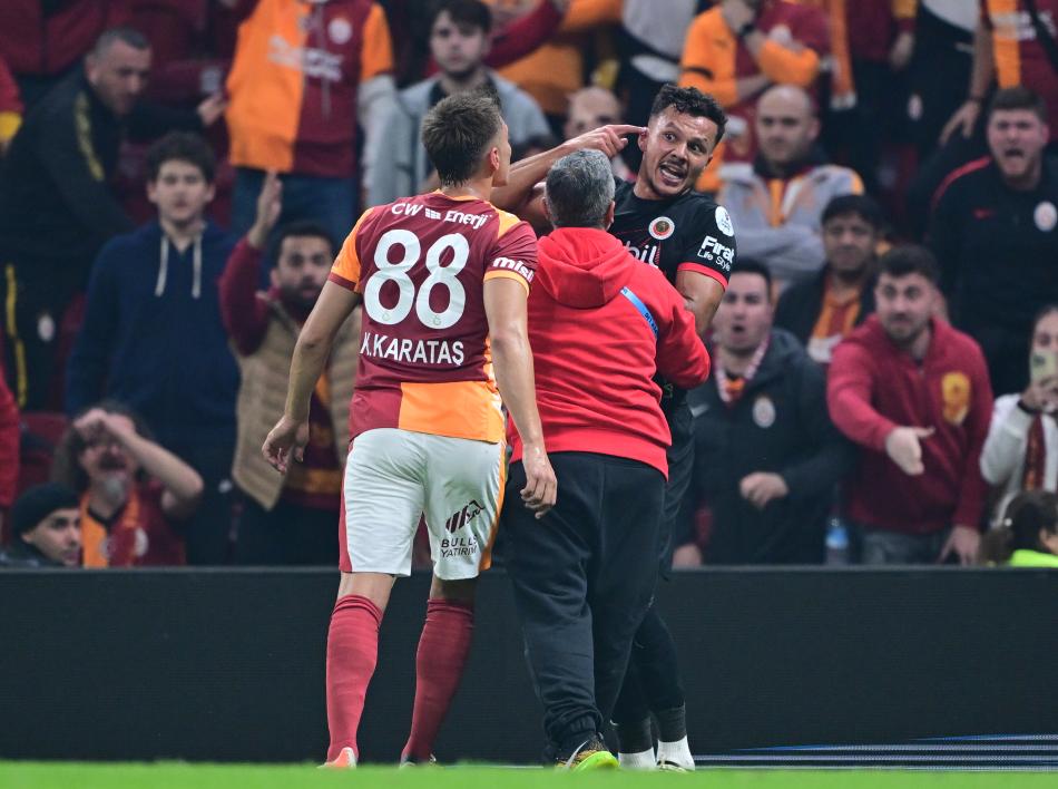 GÜVEN KAZANDI
Genç sol bek, kendisine gelen fırsatı en iyi şekilde değerlendirerek teknik heyetin güvenini kazanmayı başardı. Yaz aylarında Gaziantep FK ve Amed Sportif Faaliyetler'in kapısından dönen Kazımcan'la Okan Buruk da yakından ilgilendi.