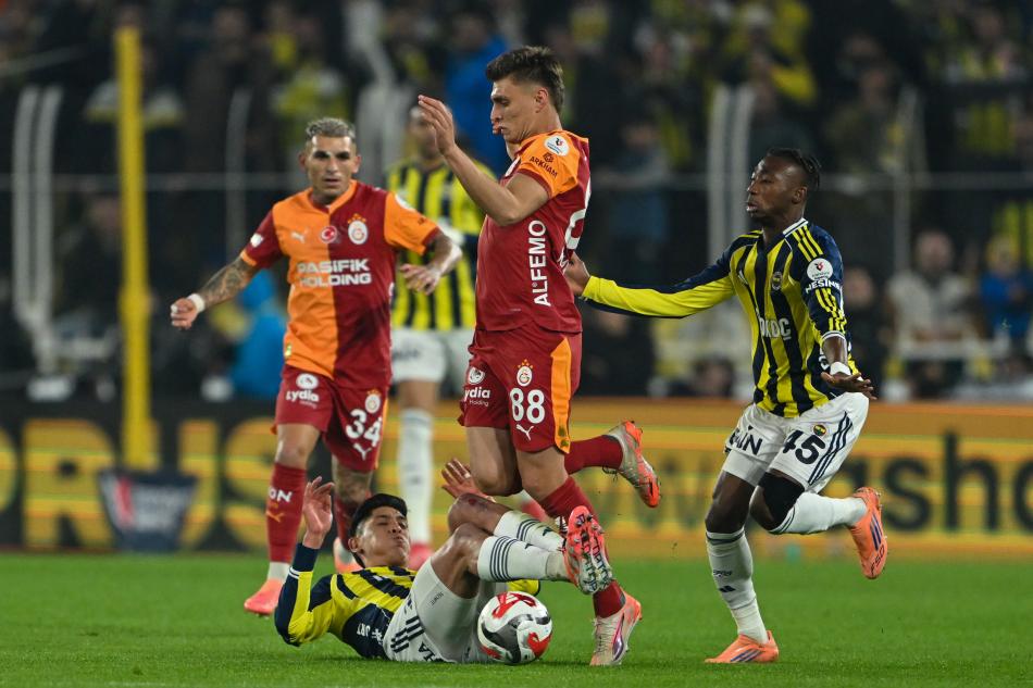 GALATASARAY'DA VEDA İPTAL
Galatasaray'da Kazımcan Karataş'ın devre arasında kiralık olarak gönderilmesi planlanıyordu. 22 yaşındaki futbolcunun, son iki maçtaki performansı sonrası düşünce rafa kalktı.