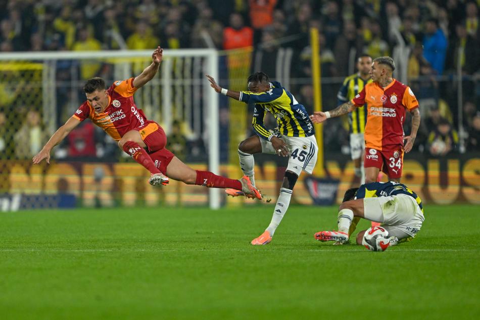 GALATASARAY'DA KAZANÇ
Son haftalarda hem rakipleriyle hem de art arda yaşanan sakatlık ve cezalı oyuncu sorunlarıyla mücadele eden Galatasaray’da, bu zorlu dönemin en kazançlı isimlerinden biri Kazımcan Karataş oldu.