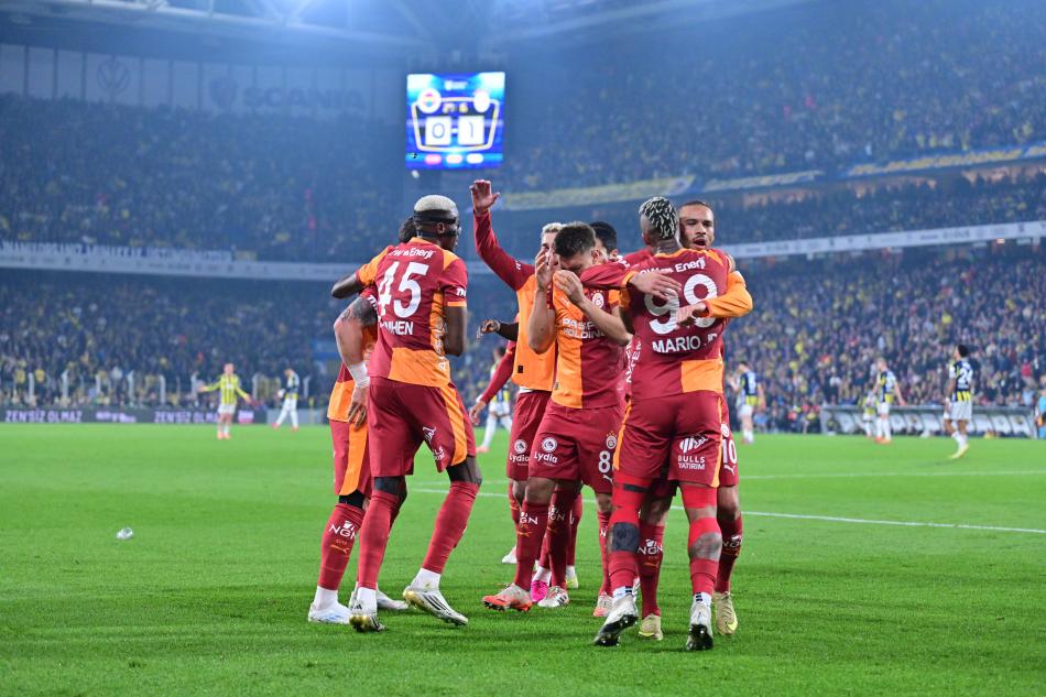TAKDİR KAZANDI
Önce Gençlerbirliği maçında ortaya koyduğu futbol ve hırsıyla dikkat çeken genç futbolcu derbide de Galatasaraylıların takdirini kazandı.