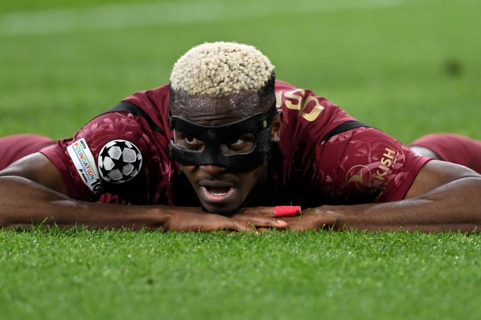 G.SARAY'DA OSIMHEN GELİŞMESİ
Galatasaray geçen sezon kiraladığı Victor Osimhen için kolları erkenden sıvamış ve nihayetinde mutlu sona ulaşmıştı. Önce Osimhen'i dev taliplere rağmen Galatasaray'da kalmaya ikna eden sarı-kırmızılılar sonrasında Napoli ve zamanla yarışa başlamıştı.