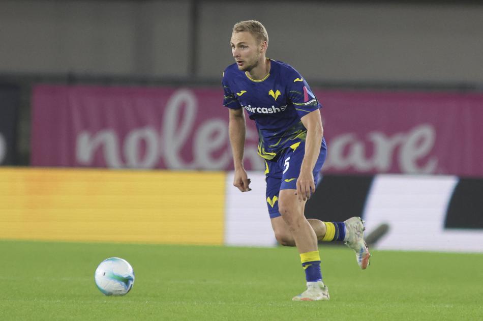 13 MAÇTA OYNADI
27 yaşındaki futbolcu, Galatasaray'dan Hellas Verona'ya gitmesinin ardından İtalyan ekibinde 13 maçta süre buldu.