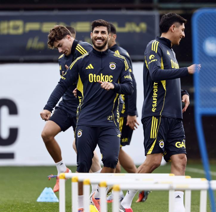 ASENSIO TAKIMLA ÇALIŞTI
Norveç deplasmanında hafif sakatlığından ötürü forma giyemeyen Marco Asensio, sakatlığını atlatmasının ardından bugün (13 Aralık Cumartesi) yapılan antrenmanlarda takımla birlikte çalıştı.