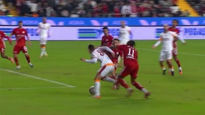 GALATASARAY'IN PENALTI BEKLED��� POZ�SYON