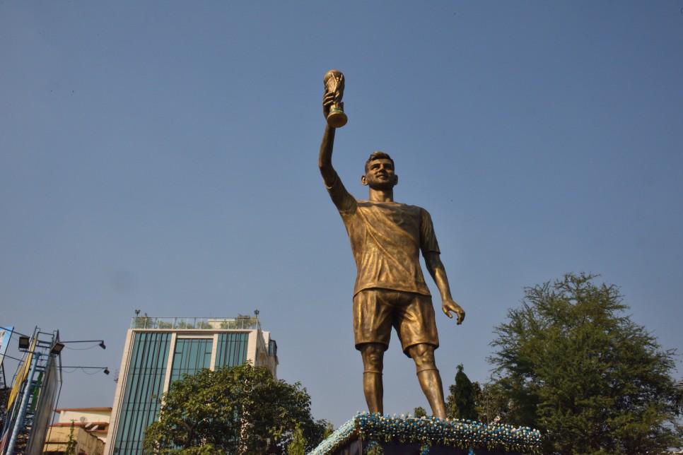 LIONEL MESSI'YE DEV HEYKEL