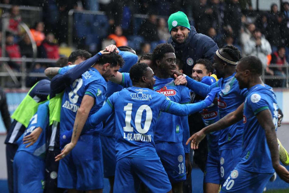 �STANBUL TAKIMLARINA KAR�I R�ZESPOR
