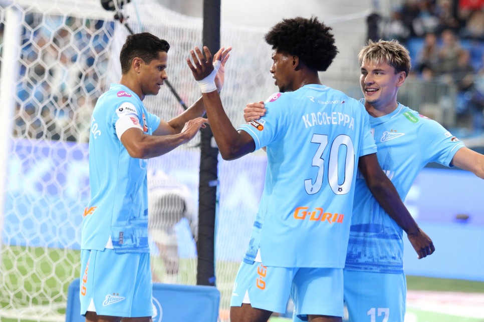 RUSYA'DAN F.BAH�E'YE GOLC�