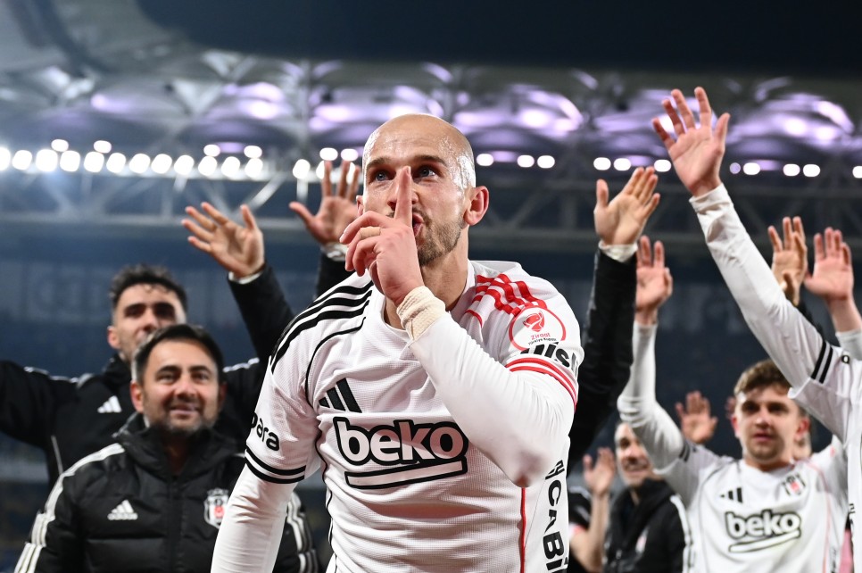 TARAFTARIN SEVG�L�S� HAL�NE GELD�