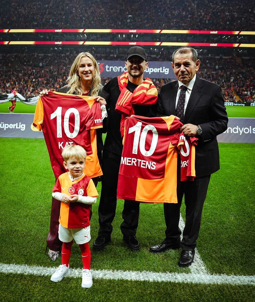DRIES MERTENS VEDA ETT�