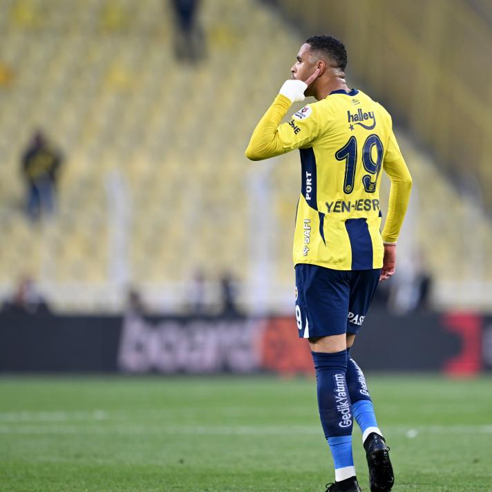 PERFORMANSI
Bu sezon Fenerbahçe forması ile 25 maça çıkan Faslı santrfor, 8 gol 1 asistlik performans sergiledi.